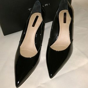 Tahari 7 1/2 black patent